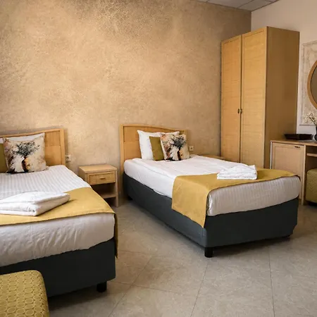 Port Hotel *