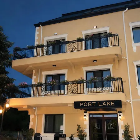 Port Hotel *